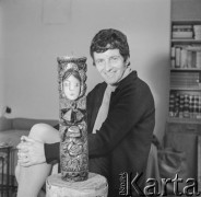 Lata 50.-60., Warszawa, Polska.
Malarka Krystyna Habura w swojej pracowni.
Fot. Irena Jarosińska, zbiory Ośrodka KARTA