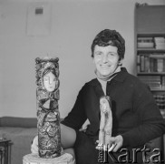 Lata 50.-60., Warszawa, Polska.
Malarka Krystyna Habura w swojej pracowni.
Fot. Irena Jarosińska, zbiory Ośrodka KARTA