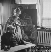 Lata 50.-60., Warszawa, Polska.
Malarka Ludmiła Murawska z nieznanym mężczyzną.
Fot. Irena Jarosińska, zbiory Ośrodka KARTA