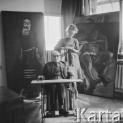 Lata 50.-60., Warszawa, Polska.
Malarka Ludmiła Murawska z nieznanym mężczyzną.
Fot. Irena Jarosińska, zbiory Ośrodka KARTA