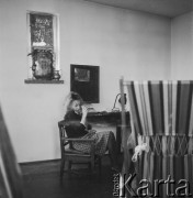 Lata 50.-60., Warszawa, Polska.
Kobieta w pracowni malarskiej.
Fot. Irena Jarosińska, zbiory Ośrodka KARTA