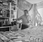 Lata 50.-60., Warszawa, Polska.
Pracownia malarska grafików z zespołu Wzór. 
Fot. Irena Jarosińska, zbiory Ośrodka KARTA