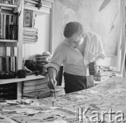 Lata 50.-60., Warszawa, Polska.
Pracownia malarska grafików z zespołu Wzór. 
Fot. Irena Jarosińska, zbiory Ośrodka KARTA