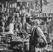 Lata 50.-60., Warszawa, Polska.
Pracownia malarska grafików z zespołu Wzór. 
Fot. Irena Jarosińska, zbiory Ośrodka KARTA