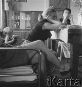 Lata 50.-60., Warszawa, Polska.
Urszula Dłubak z Elżbietą Tejchman i małą Martą w domu na ulicy Puławskiej.
Fot. Irena Jarosińska, zbiory Ośrodka KARTA