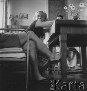 Lata 50.-60., Warszawa, Polska.
Urszula Dłubak z Elżbietą Tejchman i małą Martą w domu na ulicy Puławskiej.
Fot. Irena Jarosińska, zbiory Ośrodka KARTA