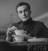 Lata 50.-60., Warszawa, Polska.
Prawdopodobnie architekt Janusz Błażejowski w kawiarni SARP.
Fot. Irena Jarosińska, zbiory Ośrodka KARTA