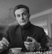 Lata 50.-60., Warszawa, Polska.
Prawdopodobnie architekt Janusz Błażejowski w kawiarni SARP.
Fot. Irena Jarosińska, zbiory Ośrodka KARTA