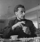 Lata 50.-60., Warszawa, Polska.
Prawdopodobnie architekt Janusz Błażejowski w kawiarni SARP.
Fot. Irena Jarosińska, zbiory Ośrodka KARTA