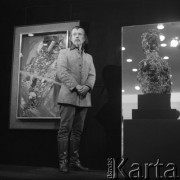 Lata 60., Warszawa, Polska.
Malarz ze Szwecji w Galerii Współczesnej prowadzonej przez Marię i Janusza Boguckich.
Fot. Irena Jarosińska, zbiory Ośrodka KARTA