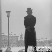 Lata 60., Warszawa, Polska.
Malarz ze Szwecji w Galerii Współczesnej prowadzonej przez Marię i Janusza Boguckich.
Fot. Irena Jarosińska, zbiory Ośrodka KARTA