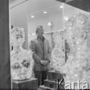 Lata 60., Warszawa, Polska.
Malarz ze Szwecji w Galerii Współczesnej prowadzonej przez Marię i Janusza Boguckich.
Fot. Irena Jarosińska, zbiory Ośrodka KARTA