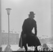 Lata 60., Warszawa, Polska.
Malarz ze Szwecji w Galerii Współczesnej prowadzonej przez Marię i Janusza Boguckich.
Fot. Irena Jarosińska, zbiory Ośrodka KARTA
