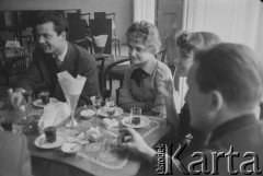 Lata 50.-60., Warszawa, Polska.
Uczniowie grafika Jan Szancer w kawiarni hotelu Bristol.
Fot. Irena Jarosińska, zbiory Ośrodka KARTA