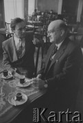 Lata 50.-60., Warszawa, Polska.
Grafik Jan Szancer  (1. z prawej) w kawiarni hotelu Bristol ze swoimi uczniami.
Fot. Irena Jarosińska, zbiory Ośrodka KARTA