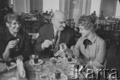 Lata 50.-60., Warszawa, Polska.
Grafik Jan Szancer w kawiarni hotelu Bristol ze swoimi uczniami.
Fot. Irena Jarosińska, zbiory Ośrodka KARTA