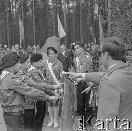 1977, Anielin, Polska.
Uroczystości przy tzw. Szańcu Hubala, miejscu, gdzie o w 1940 r. zginął major Henryk Dobrzański 