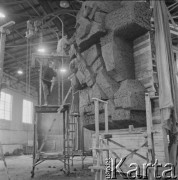 1965, Polska.
Praca nad Pomnikiem Obrońców Wybrzeża, który w 1966 roku stanął na Westerplatte. Na rusztowaniu Franciszek Duszeńko, jeden z autorów projektu.
Fot. Irena Jarosińska, zbiory Ośrodka KARTA