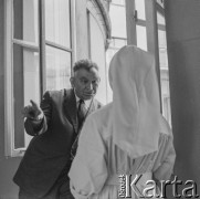 1971, Warszawa, Polska.
Mjr dr Cyprian Sadowski - lekarz, szef służby sanitarnej Kedywu (Kierownictwa Dywersji Komendy Głównej Armii Krajowej). Na zdjęciu z pielęgniarką.
Fot. Irena Jarosińska, zbiory Ośrodka KARTA