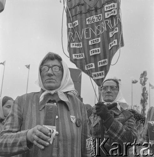 Lata 60., Oświęcim, Polska.
Uroczystości rocznicowe w byłym obozie koncentracyjnym.
Fot. Irena Jarosińska, zbiory Ośrodka KARTA