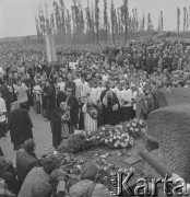 Lata 60., Oświęcim, Polska.
Uroczystości rocznicowe w byłym obozie koncentracyjnym.
Fot. Irena Jarosińska, zbiory Ośrodka KARTA