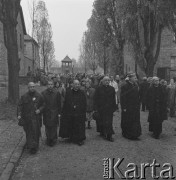Lata 60., Oświęcim, Polska.
Uroczystości rocznicowe w byłym obozie koncentracyjnym.
Fot. Irena Jarosińska, zbiory Ośrodka KARTA