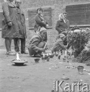 Lata 60., Oświęcim, Polska.
Uroczystości rocznicowe w byłym obozie koncentracyjnym.
Fot. Irena Jarosińska, zbiory Ośrodka KARTA