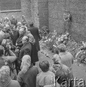 Lata 60., Oświęcim, Polska.
Uroczystości rocznicowe w byłym obozie koncentracyjnym.
Fot. Irena Jarosińska, zbiory Ośrodka KARTA