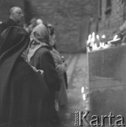 Lata 60., Oświęcim, Polska.
Uroczystości rocznicowe w byłym obozie koncentracyjnym.
Fot. Irena Jarosińska, zbiory Ośrodka KARTA
