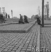 Lata 60., Oświęcim, Polska.
Uroczystości rocznicowe w byłym obozie koncentracyjnym.
Fot. Irena Jarosińska, zbiory Ośrodka KARTA