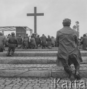 Lata 60., Oświęcim, Polska.
Uroczystości rocznicowe w byłym obozie koncentracyjnym.
Fot. Irena Jarosińska, zbiory Ośrodka KARTA