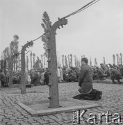 Lata 60., Oświęcim, Polska.
Uroczystości rocznicowe w byłym obozie koncentracyjnym.
Fot. Irena Jarosińska, zbiory Ośrodka KARTA