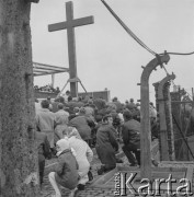 Lata 60., Oświęcim, Polska.
Uroczystości rocznicowe w byłym obozie koncentracyjnym.
Fot. Irena Jarosińska, zbiory Ośrodka KARTA