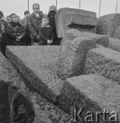 Lata 60., Oświęcim, Polska.
Uroczystości rocznicowe w byłym obozie koncentracyjnym.
Fot. Irena Jarosińska, zbiory Ośrodka KARTA
