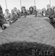 Lata 60., Oświęcim, Polska.
Uroczystości rocznicowe w byłym obozie koncentracyjnym.
Fot. Irena Jarosińska, zbiory Ośrodka KARTA