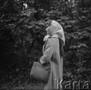 1969, Warszawa, Polska.
Aktorka Maria Ciesielska w Łazienkach Królewskich.
Fot. Irena Jarosińska, zbiory Ośrodka KARTA