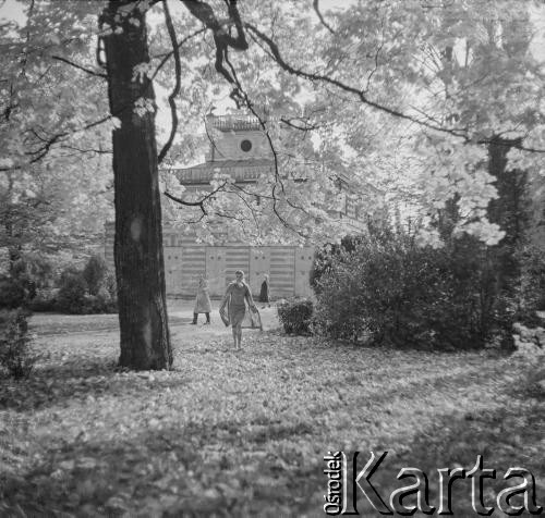 1969, Warszawa, Polska.
Aktorka Maria Ciesielska w Łazienkach Królewskich.
Fot. Irena Jarosińska, zbiory Ośrodka KARTA
