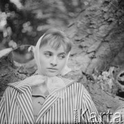 1969, Warszawa, Polska.
Aktorka Maria Ciesielska w Łazienkach Królewskich.
Fot. Irena Jarosińska, zbiory Ośrodka KARTA
