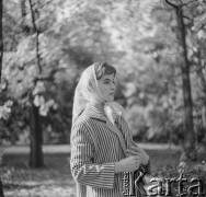 1969, Warszawa, Polska.
Aktorka Maria Ciesielska w Łazienkach Królewskich.
Fot. Irena Jarosińska, zbiory Ośrodka KARTA