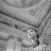 1969, Warszawa, Polska.
Aktorka Maria Ciesielska w Łazienkach Królewskich.
Fot. Irena Jarosińska, zbiory Ośrodka KARTA