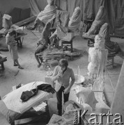 Lata 60., Warszawa, Polska.
Pracownia na Akademii Sztuk Pięknych.
Fot. Irena Jarosińska, zbiory Ośrodka KARTA