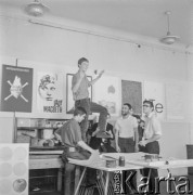 1967, Warszawa, Polska.
Uczniowie profesora Józefa Mroszczaka (przedstawiciela tzw. polskiej szkoły plakatu).
Fot. Irena Jarosińska, zbiory Ośrodka KARTA