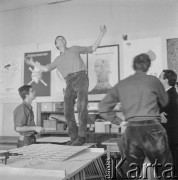 1967, Warszawa, Polska.
Uczniowie profesora Józefa Mroszczaka (przedstawiciela tzw. polskiej szkoły plakatu).
Fot. Irena Jarosińska, zbiory Ośrodka KARTA