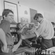 1967, Warszawa, Polska.
Uczniowie profesora Józefa Mroszczaka (przedstawiciela tzw. polskiej szkoły plakatu).
Fot. Irena Jarosińska, zbiory Ośrodka KARTA