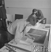 1967, Warszawa, Polska.
Uczniowie profesora Józefa Mroszczaka (przedstawiciela tzw. polskiej szkoły plakatu).
Fot. Irena Jarosińska, zbiory Ośrodka KARTA