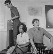 1967, Warszawa, Polska.
Uczniowie profesora Józefa Mroszczaka (przedstawiciela tzw. polskiej szkoły plakatu).
Fot. Irena Jarosińska, zbiory Ośrodka KARTA