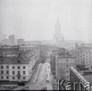 Brak daty, Warszawa, Polska.
Panorama miasta z okna pracowni Ireny Jarosińskiej w Alei Świerczewskiego 95/99. Po lewej widać budynek przy Orlej 4, w głębi Kościół Wszystkich Świętych przy Placu Grzybowskim i Pałac Kultury i Nauki. 
Fot. Irena Jarosińska, zbiory Ośrodka KARTA