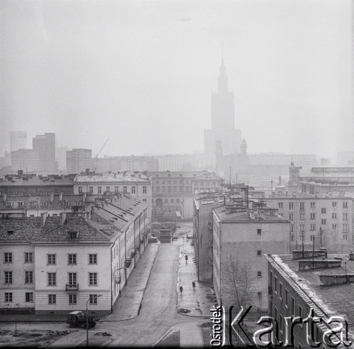 Brak daty, Warszawa, Polska.
Panorama miasta z okna pracowni Ireny Jarosińskiej w Alei Świerczewskiego 95/99. Po lewej widać budynek przy Orlej 4, w głębi Kościół Wszystkich Świętych przy Placu Grzybowskim i Pałac Kultury i Nauki. 
Fot. Irena Jarosińska, zbiory Ośrodka KARTA