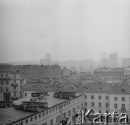 Brak daty, Warszawa, Polska.
Panorama miasta z okna pracowni Ireny Jarosińskiej w Alei Świerczewskiego 95/99. Po lewej widać budynek przy Orlej 6 i po prawej budynek przy Orlej 4.
Fot. Irena Jarosińska, zbiory Ośrodka KARTA