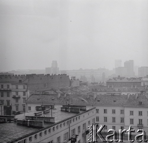 Brak daty, Warszawa, Polska.
Panorama miasta z okna pracowni Ireny Jarosińskiej w Alei Świerczewskiego 95/99. Po lewej widać budynek przy Orlej 6 i po prawej budynek przy Orlej 4.
Fot. Irena Jarosińska, zbiory Ośrodka KARTA